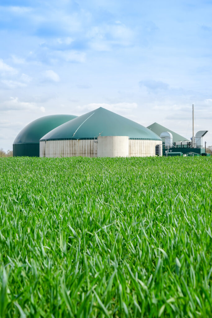 Méthaniseur (Biogas plant) à l'arrière d'un champ